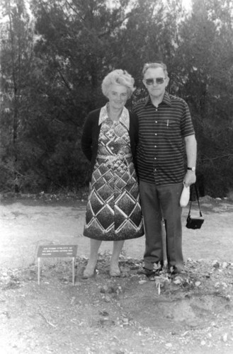Maria y Dick Moss en Yad Vashem plantando un árbol en su honor. Justos entre las Naciones
