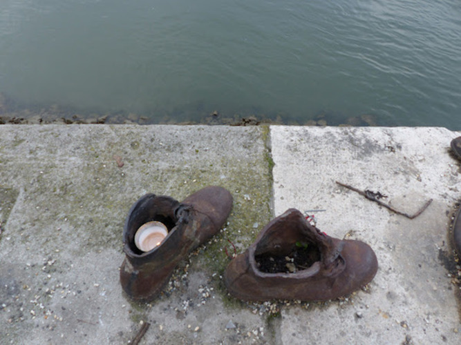 Zapatos ante el Danubio	