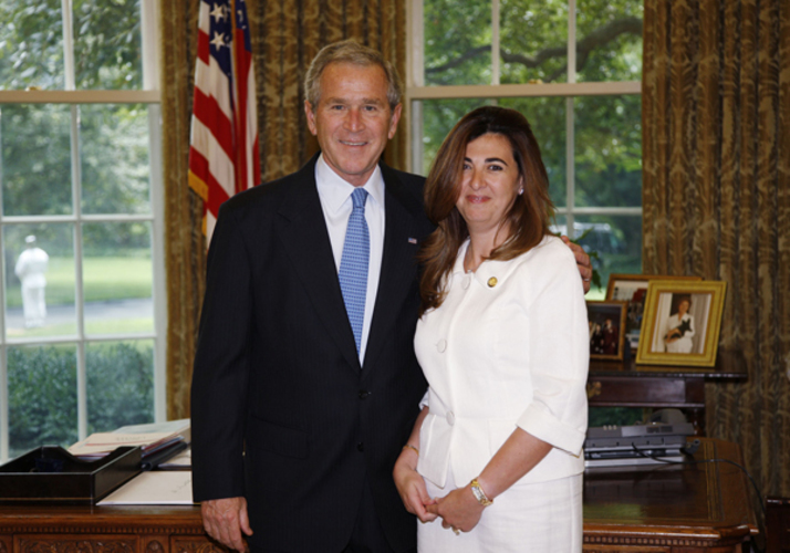 La señora Houda Nonoo, siendo recibida por el Presidente Bush como embajadora de Bahrain en Washington