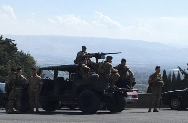 Ejército libanés vigilando a los manifestantes
