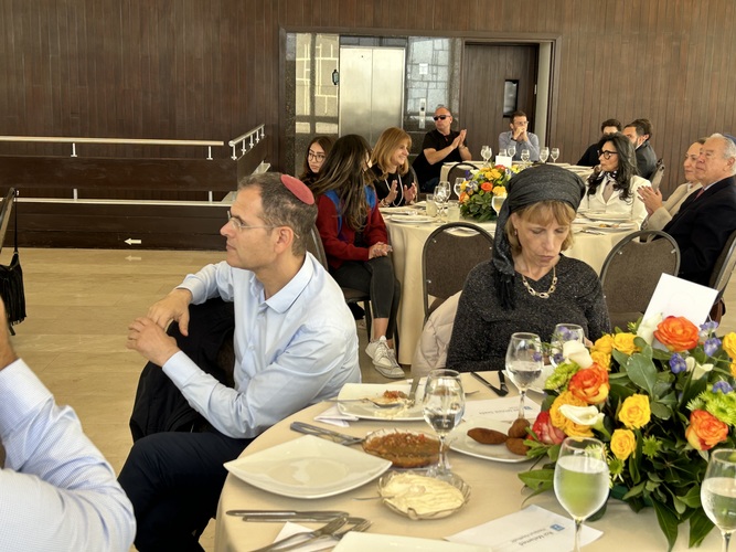Parlamentarios en la mesa del rabino Alfredo Goldschmidt
