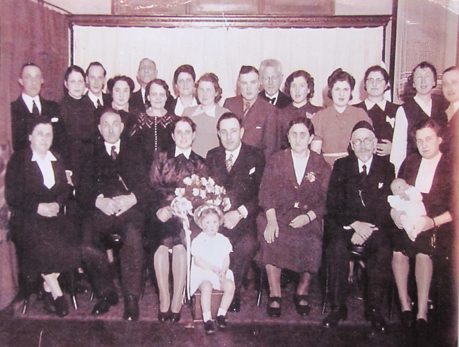 Matrimonio de Ulla y Julius Goldschmidt. La nena abajo es Esther Posner